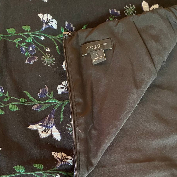 Ann Taylor Woman’s skirt size 12 black with green blue floral design lined FLAW - Picture 5 of 12